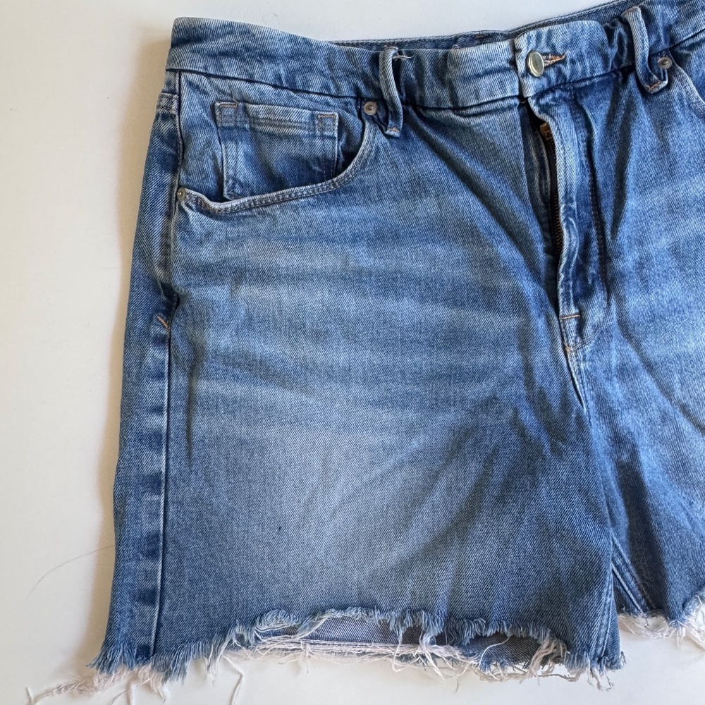 Good American Blue Jean Shorts 90s Icon Bermuda Jorts Size 14/32 - Picture 3 of 8